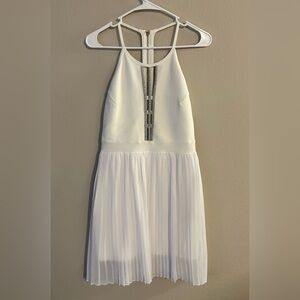 NWT BEBE ARTEMIS BANDAGE DRESS BRIGHT WHITE SIZE MEDIUM SILVER CUTOUT PLEATED